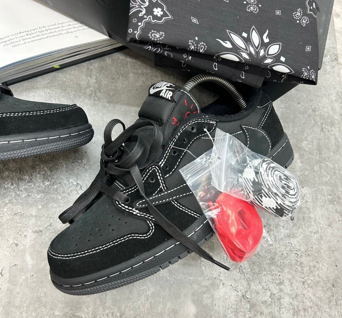 NK - Travis Triple Blacks